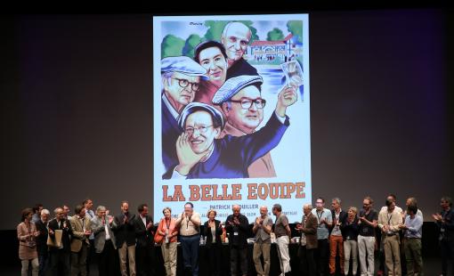 Affiche du film La Belle Équipe de Julien Duvivier, reprise en caricature avec les visages de l'équipe dirigente de l'AFCAE sur le départ. © Neilson Barnard/Getty Images